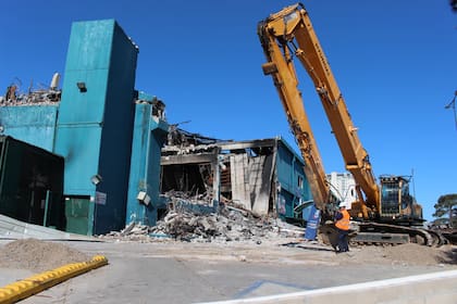 La demolición del centro comercial Punta Shopping para comenzar la construcción de un nuevo edificio