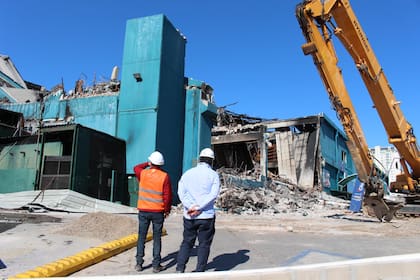 La demolición del centro comercial Punta Shopping que sufrió un grave incendio, en Maldonado, Uruguay