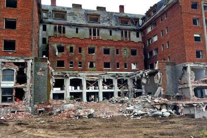La demolición del emblemático hotel y casino San Rafael de Punta del Este