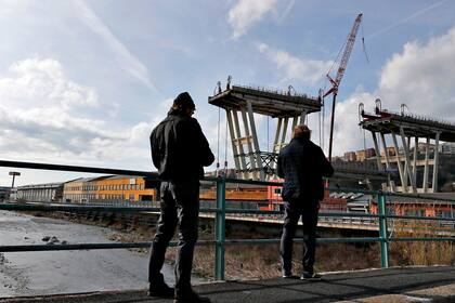 Los trabajos en el puente Morandi mediante los cuales se busca quitar una viga de 40 metros