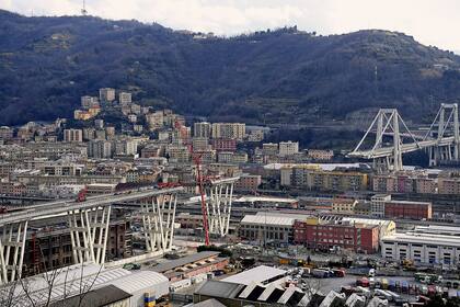 El trabajo para desmantelar los restos del puente Morandi en Génova, Italia. Se derrumbó hace seis meses y murieron 43 personas