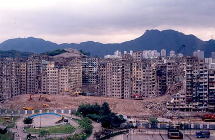 La demolición se demoró seis años y no comenzó hasta marzo de 1993.