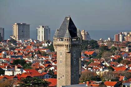 La denominada Torre Tanque, se construyó en Falucho y Mendoza, en cercanías de Playa Varese