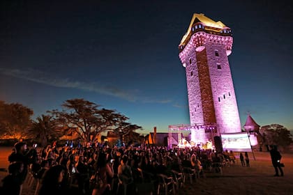 La denominada Torre Tanque, se construyó en Falucho y Mendoza, en cercanías de Playa Varese.
