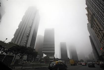 La densa niebla invadió ayer Catalinas, en Retiro, y los rascacielos se desdibujaron