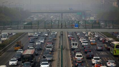 La densidad de tránsito y la polución que trae, dos problemas de las urbes chinas