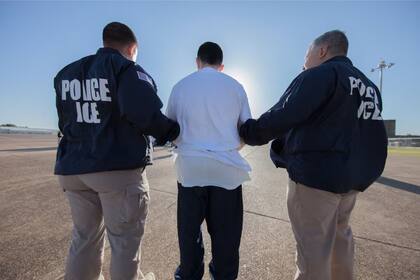 La deportación es el proceso legal para repatriar a un extranjero que ha violado las leyes de inmigración de Estados Unidos