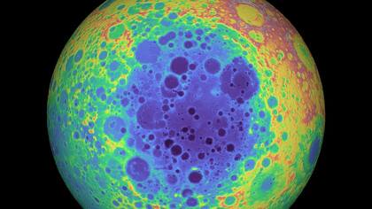 La depresión Aitken es uno de los mayores y más antiguos cráteres del sistema solar. En imagen de la Luna, la depresión Aitken está marcada en azul y violeta. A su alrededor, las zonas más elevadas se ven en rojo y amarillo.
