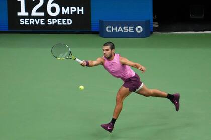 La derecha a la carrera de Carlos Alcaraz; el español rindió en máximo nivel en Nueva York (Photo by TIMOTHY A. CLARY / AFP)
