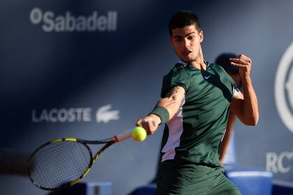 La derecha de Carlos Alcaraz, decisiva en una final que resolvió sin problemas ante Pablo Carreño Busta en el Real Club de Tenis de Barcelona