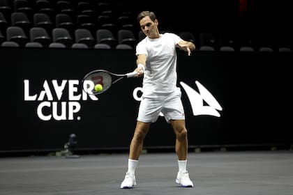 La derecha, la estética del golpe... Federer, la estampa de siempre, durante los ensayos de la Laver Cup