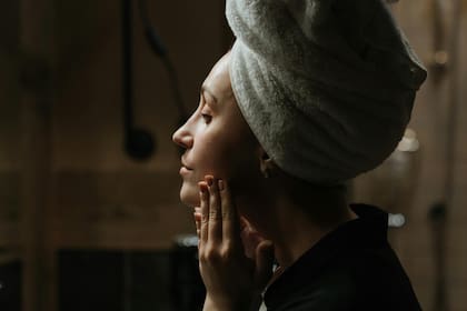 La dermatóloga explica que una exfoliación suave diaria fortalece la barrera cutánea