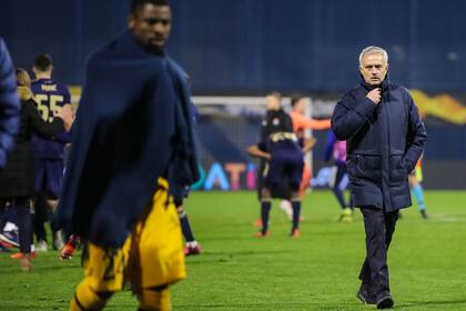 La derrota de Tottenham ante Dinamo Zagreb dejó a José Mourinho muy enojado con sus futbolistas. 
