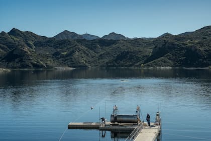 La desalinización, que hace algunas décadas era una tecnología extremadamente costosa y energéticamente ineficiente, ha reducido significativamente sus costos gracias a avances en membranas, eficiencia energética e integración con energías renovables.