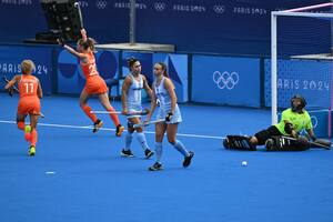 La desazón de Agustina Gorzelany y Sofía Cairo ante le gol de Laura Nunnink