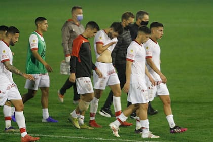 La desazón de los futbolistas de Huracán tras la caída por 1-0 contra Lanús en el estadio Tomás Adolfo Ducó.