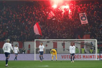 La desazón de los futbolistas de Paris Saint-Germain tras el gol de Andy Delort, cerca del final del partido.