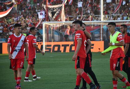 La desazón de los jugadores de Deportivo Maipú tras perder con Deportivo Riestra la final por el segundo ascenso a la primera división