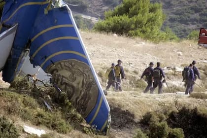 La desazón de los rescatistas al ver el avión destruido