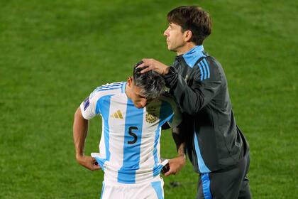 La desazón de Milton Delgado, uno de los pilares del equipo de Diego Placente, que lo consuela: el volante de Boca ganó el Balón de Bronce como uno de los tres mejores jugadores del certamen.