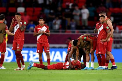 La desazón de Perú; los compañeros tratan de consolar a Advíncula, que llora en el piso; el lateral de Boca falló un penal