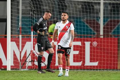 La desazón del arquero tras la falla que posibilitó el gol de Sporting Cristal en Lima; en el 2-0 a The Strongest en el Monumental el santafesino superó los bajos rendimientos y fue uno de los destacados.