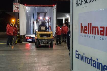 La descarga de vacunas en Ezeiza