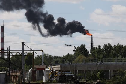 La descomprensión de un equipo que escapa por la chimenea provocó una gran columna de humo