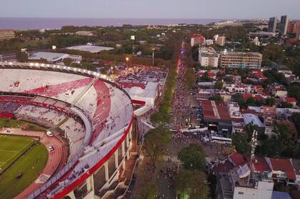 Vistas aéreas de la salida del público del estadio de River Plate