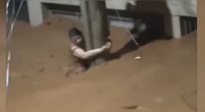 La desesperación de una vecina por la correntada de agua