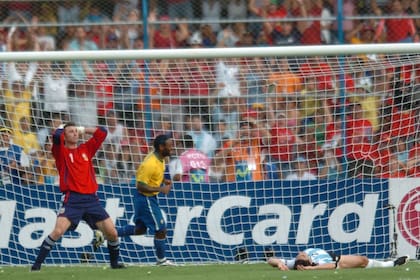 La desesperación del Pato Abbondanzieri; en el piso, Roberto Ayala, autor del gol en contra en la final en Maracaibo 2007