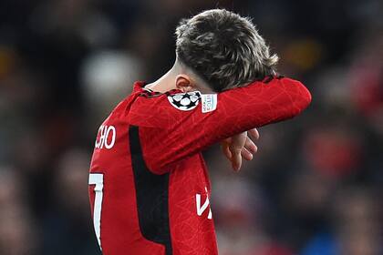 La desilusión de Alejandro Garnacho en la derrota y eliminación de Manchester United, que perdió con Bayern Munich 