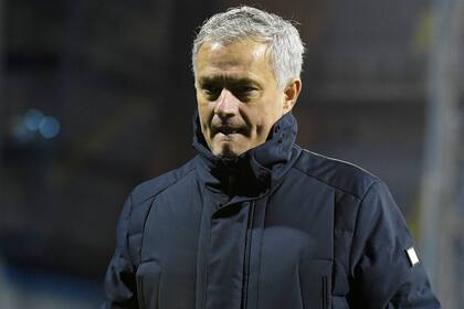 La desilusión de José Mourinho: Tottenham llegó a Croacia con un 2-0 a favor, fue goleado y quedó eliminado en octavos de final.