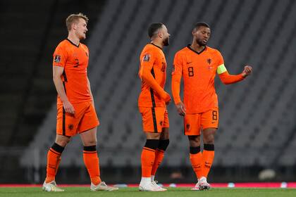 La desilusión neerlandesa: Matthijs de Ligt, Memphis Depay y el capitán Georginio Wijnaldum no pueden digerir la derrota en Turquía.