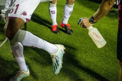 La desinfección de los botines está dentro del protocolo del fútbol de Costa Rica