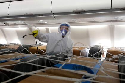 La desinfección de los insumos cargados en el avión.