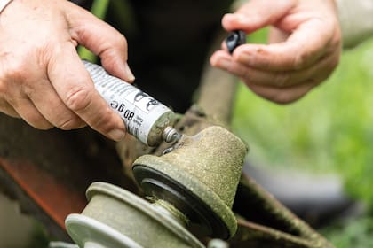 La desmalezadora requiere que se le ponga grasa al cabezal de corte.