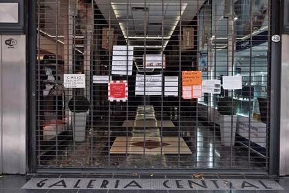 Locales con las persianas bajas