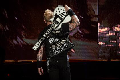La despedida de Hetfield, tras un show de alto impacto