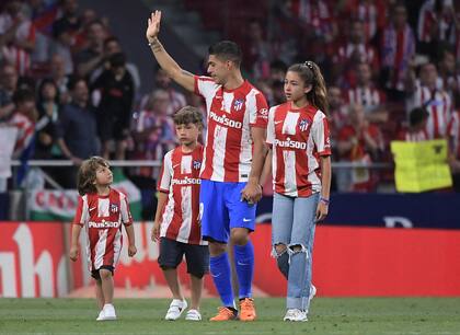 La despedida de Suárez del Atletico Madrid con sus hijos en el campo de juego