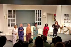 La despedida del elenco de Brujas al director Luis Agustoni en la función de anoche