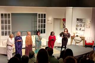 La despedida del elenco de Brujas al director Luis Agustoni luego de la función de anoche