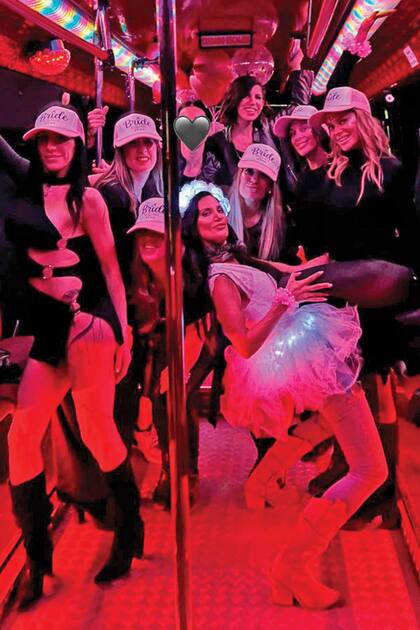 La despedida incluyó un baile del caño y la participación de un barrendero que en realidad era un bailarín. "Y no puedo contar nada más", dijo Escudero enigmática.