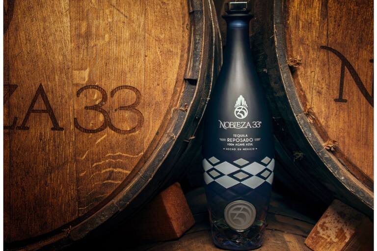 La destilada está compuesta por un 95% de tequila obtenido de una fermentación normal y un 5% de una fermentación de fibra. (Nobleza33)