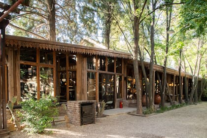La destilería en la zona de Las Compuertas fue construida con materiales rescatados de viejas bodegas, el correo y el ferrocarril