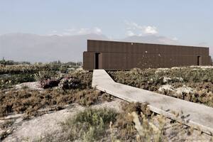 Un reconocido bartender argentino abrió en una zona desértica una destilería 100% solar