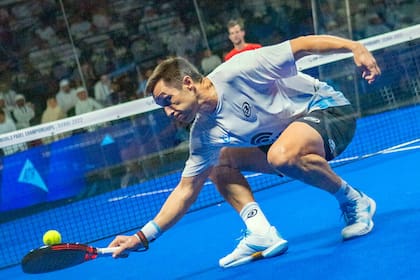 La destreza de Belasteguín para salvar una pelota cerca del piso