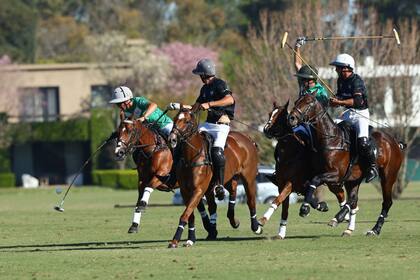 La destreza de Jeta Castagnola para llevar en el aire la bocha; lo siguen Facundo Pieres y Alfredo Bigatti y lo espera Del Carril.