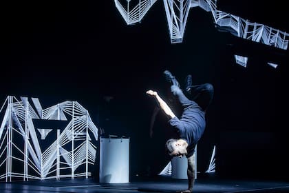 La develación contó con bailarines contemporaneos, show de música instrumental en vivo y DJ set.