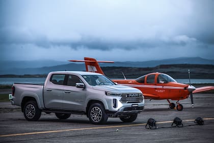 La develación de la nueva RAM Dakota se llevó a cabo en el Aeroclub de Ushuaia.